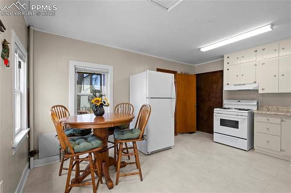 $1,600 / 2br - 1614ft2 - Lodge-Style 2BR Near Bear Creek Nature Center, 1,614 sqft (Old Colorado City)63687101623939124