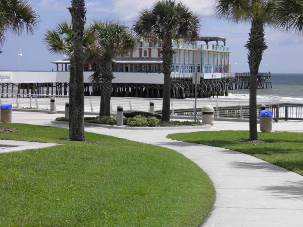 $1,325 / 2br - 360ft2 - Working Bch Side. 2 Bed 1 Bath Apt Next 2 The Beach & Attractions (Daytona Beach)63791498382593124