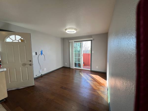 $3,000 / 3br - 8817 1/2 Thermal St  Downstairs  3bed,1bth with view 3,000 (oakland east)63868036764931120