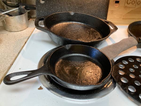 Bon Voyage oferta de 5 piezas de LODGE de hierro fundido y dos tablas para cortar - $70 (Poulsbo)63471462136579121