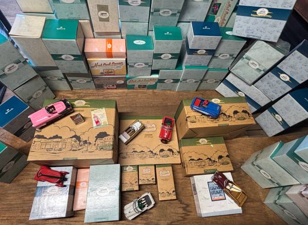 Gran lote de 58 coches infantiles de Hallmark fundidos con cajas de los años 90 - $20063438961989507121