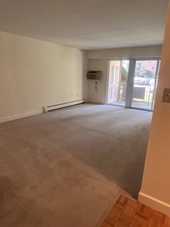 $1,950 / 1br - 700ft2 - STONEHAM--1 HAB--PATIO~CALEFACCIÓN/AGUA CALIENTE INCLUIDOS!!!--128/9363996692863107124