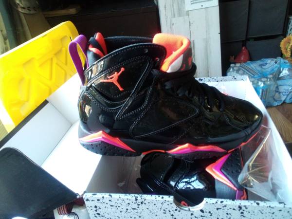 Brand new Nike shoes look at pic - $50 (Powell)634706619188491211