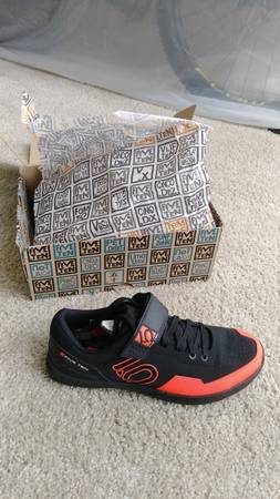 ***NUEVO*** Zapatos MTB sin calas Five Ten "Stealth" (negro/rojo), talla 11.5 - 120 dólares (Issaquah)63439433869955121