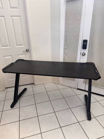 Eureka 60" Z-Shaped Gaming Desk 1