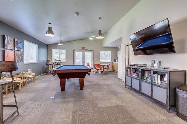 $2,030 / 2br - Área de comedor en bar, 2 áreas de juegos, estacionamiento cubierto (8510 212th St NE, Arlington, WA)63814684531971121