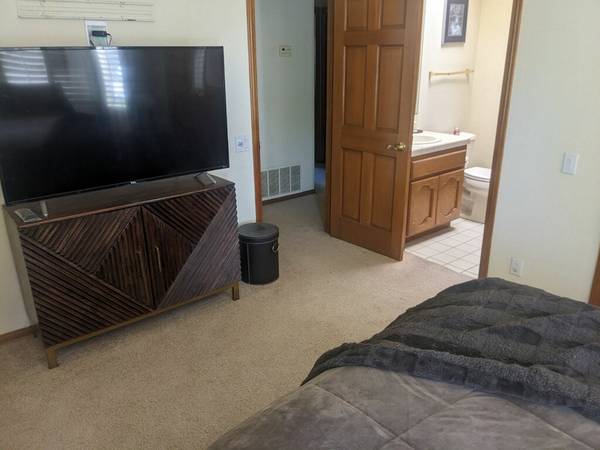 $1,095 / 1br - Mansion in Gated Community Room Available - Country Club living :) (Palm Desert)63758591728003123