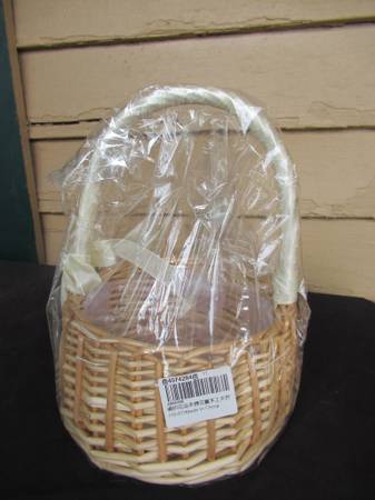 New & Sealed Small Basket with White Ribbon Trim & Bow Weddings! 1