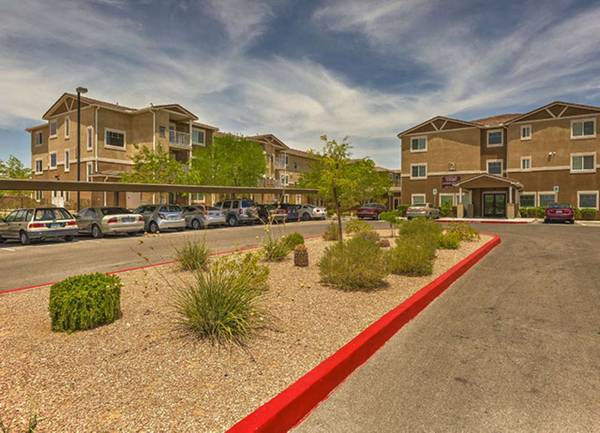 $1,007 / 2br - Gran Sala Comunitaria con Cocina, Biblioteca Comunitaria, Estacionamiento Cubierto (2250 Cougar Drive, Laughlin, NV)63618564892931121