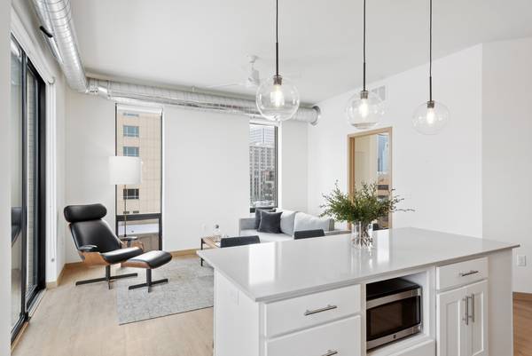 $2,888 / 2br - 924ft2 - Sunlit Corner 2BR/2BA, Balcony, Beautiful Amenities, Great Location! (North Loop)63797881914371120