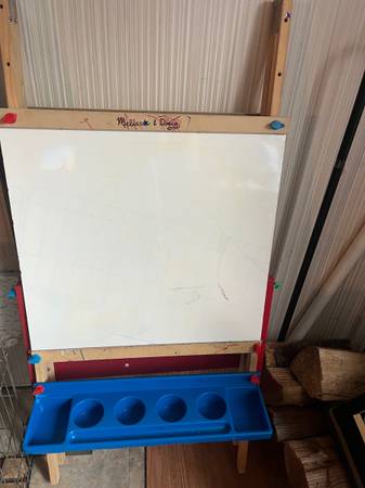 Art Easel for Kids - Melissa and Doug 1