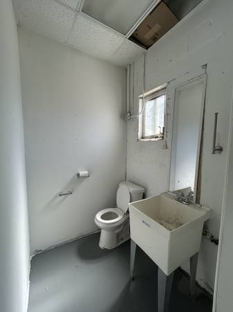 $2,595 / 1800ft2 - Warehouse Available 1800ft2 w/ Office &Air Conditioner!!63379613576323121