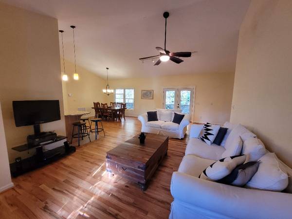 $2250.00 / 3br - 1800ft2 - $2,250 / 3br - 1800ft House, Amazing Views, Country Living, Town Conve64029207824386122