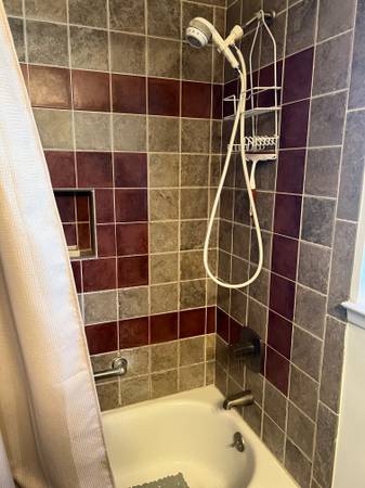 $1,400 / 1br - 300ft2 - Sunny Bedroom, bathroom and living room (oakland north / temescal)63847023069825124