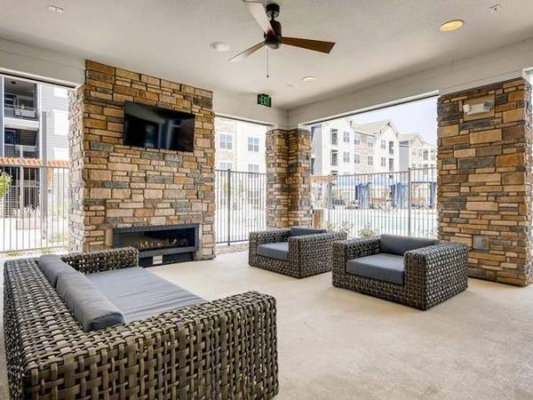 $1,858 / 2br - 1060ft2 - Tile backsplash, Framed mirrors, Nine-foot ceilings63973358568578122