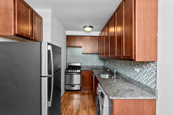 $1,995 / 1br - Lincoln Park GEM! (Lincoln Park)64041644560642122