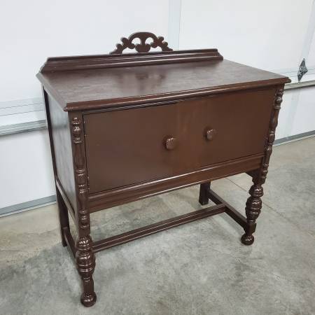 Gorgeous Solid Wood Entry Cabinet With Mirror 1