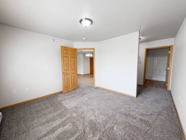 $1,125 / 2br - 1057ft2 - Garaje incluido, admitimos mascotas con depósito para mascotas, 2H 2BA (3414 21st Ave NW, Minot, ND)63663348072705122