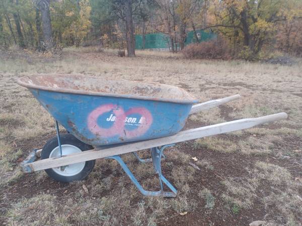 Wheelbarrow with solid rubber tire 1