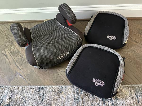 3 Booster seats - 1 graco + 2 bubble bum 1