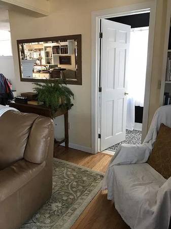 $500 / 1br - 1800ft2 - Waterfront house on Little River (Gloucester)64213539492354123