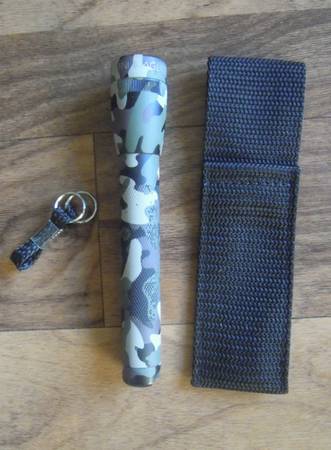 Mini MAGLITE LED Flashlight - Camouflage with holster 1