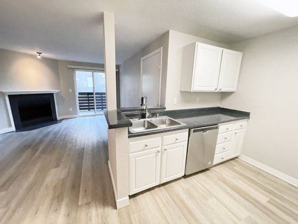 $2,495 / 2br - 843ft2 - 2bd 1ba apt, Enclosed patio with storage! Modern kitchen, LUX flooring (Redmond/Bellevue/Microsoft)63910195568258121
