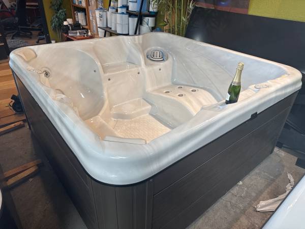 New Cal Spa hot tubs IN SOTCK !!!! 1
