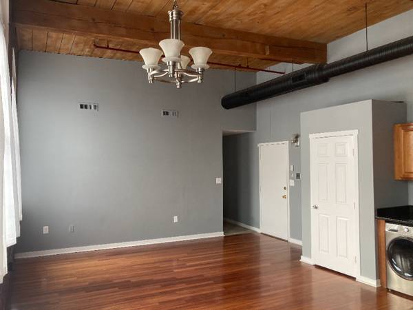 $2100.00 / 2br - 800ft2 - Top Floor End Unit Loft63931787370242124