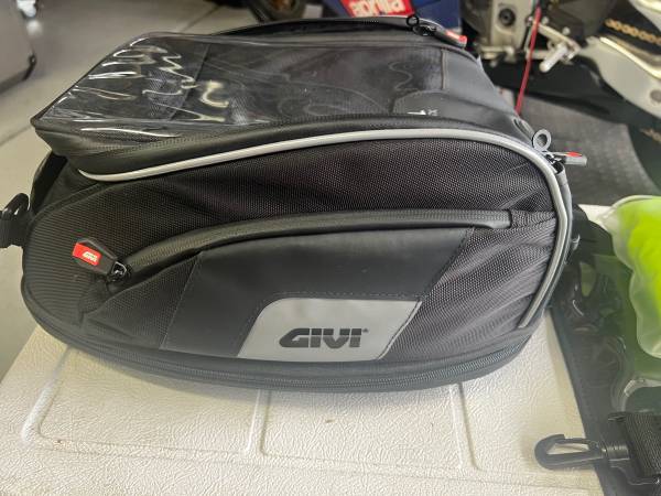 Givi 15L Bolsa Tanklock - $150 (Elmhurst)63470452074753122