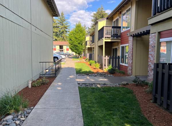 $1,495 / 2br - 1 MONTH HALF OFF! + Energy Efficient Appliances (Halsey & I-84)64039222173825124