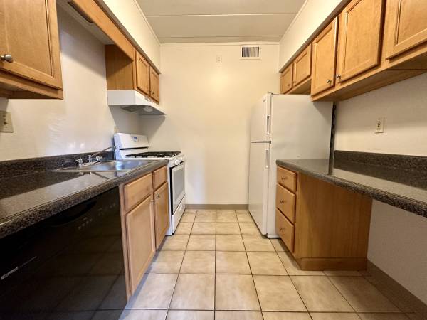 $925 / 1br - Inviting One Bedroom in Plum! Shared Laundry, Equipped Kitchen & More! (Plum / Boyce Park / Plum Borough / Monroeville)64013369215235120