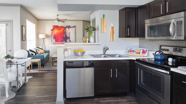 $1,165 / 1br - Massive Renovated 1BR | Get 4 Weeks FREE (South)63979117866115123