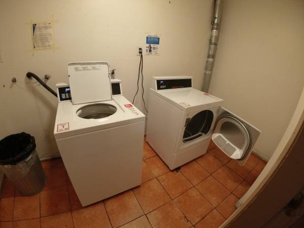 $1,550 / 500ft2 - Spacious Studio with Parking (Koreatown)63700939646979122