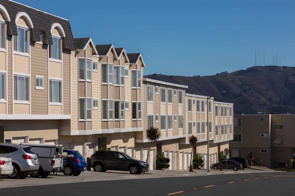 $2,782 / 1br - 778ft2 - Elevated Views, Public Transportation, Energy-Efficient Appliances (daly city)63682832403457120