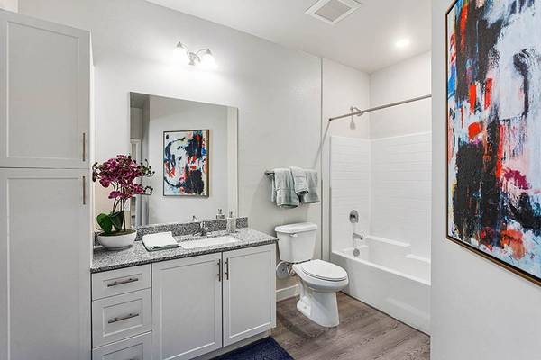 $2,229 / 3br - 1351ft2 - Heated Pool with Private Cabanas, Dual Vanities, Clubhouse (7601 W Glendale Ave, Glendale, AZ)64024821334017124