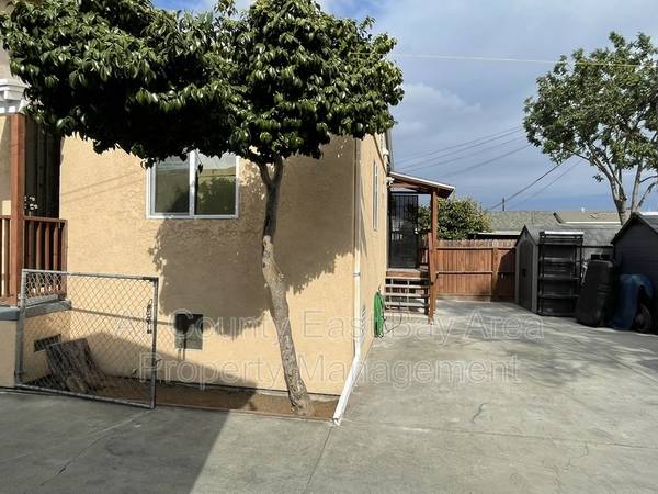 $3,145 / 3br - 1600ft2 - Sunny 3-Bedroom, 2-Bath Home with Privacy & Parking (oakland east)63824665853443120