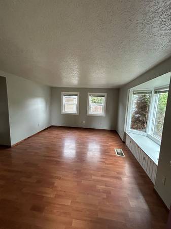 $1075.00 / 3br - 1280ft2 - This three-bedroom, one bathroom home has a two car garage and a massi63956648096770121