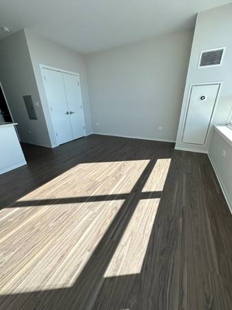 $1,955 Modern studio with full size washer/dryer, ss appli, & walkin closet (West Loop)63781516810113122