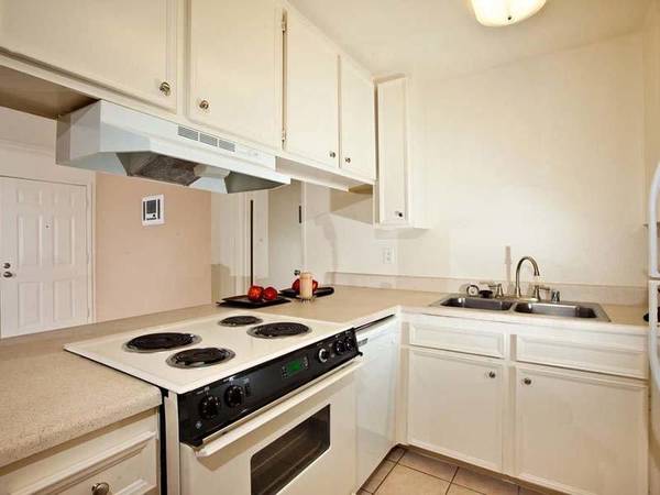 $2,399 / 1br - 800ft2 - Chimenea, a 15 minutos del acceso a la playa, piscina y spa (Encinitas)63663785950595122