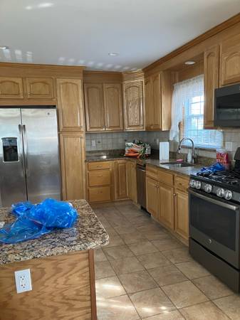 $3,300 / 3br - 3 dormitorios cerca del LIRR, cocina reformada con lavavajillas, microondas, electrodomésticos de acero, piso de madera, entrada para automóvil, comedor/sala de estar en forma de L (Bayside cerca de North Flushing y Whitestone)63995823931779120