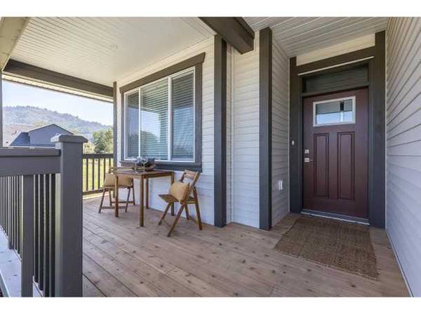 Single level Sycamore rancher features 2 bedrooms and den 1