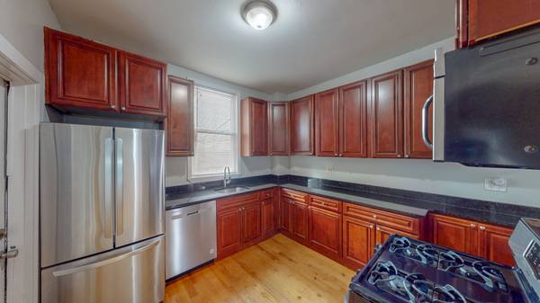 $4,700 / 4br - Stunning 4 bed 2 bath in Southie with laundy in unit!! (South Boston)63802096977027124