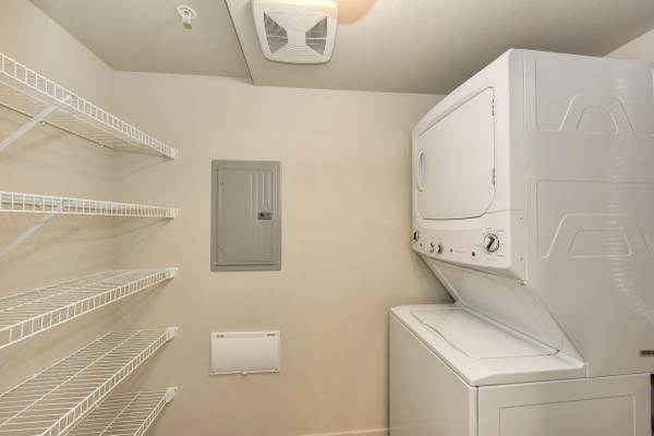 $1,699 / 1br - 591ft2 - Charming with Full-Size Washer/Dryer & Private Patio (Renton)63995109685762124