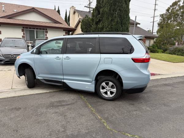 2015 Toyota Sienna para silla de ruedas - $20,999 (Chatsworth)63470045696771123
