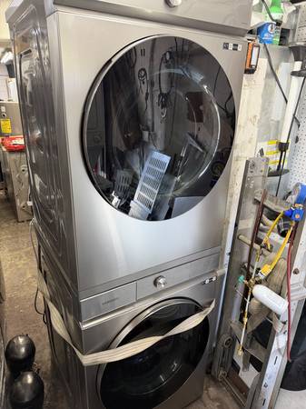 Samsung platinum bespoke stackable washer and gas dryer 1
