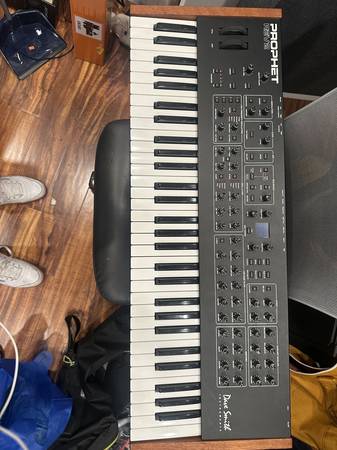 Dave Smith Instruments Prophet Rev2 1