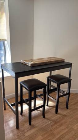 Tall dinning table/counter with 2 stools 1