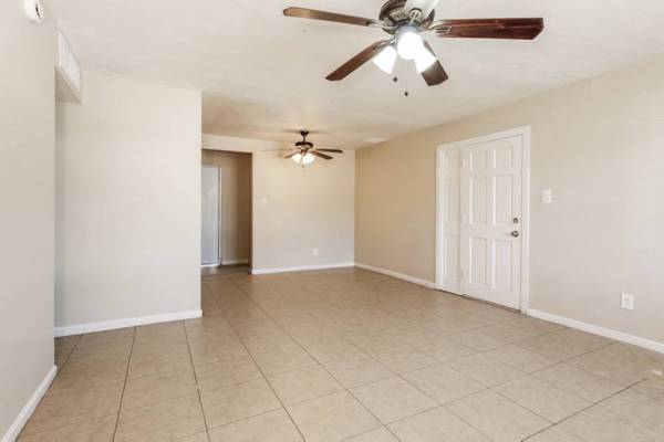 $1,050 / 3br - 1465ft2 - - Amazing 3-bedroom home in a beautiful location (Phoenix)64024820400385121