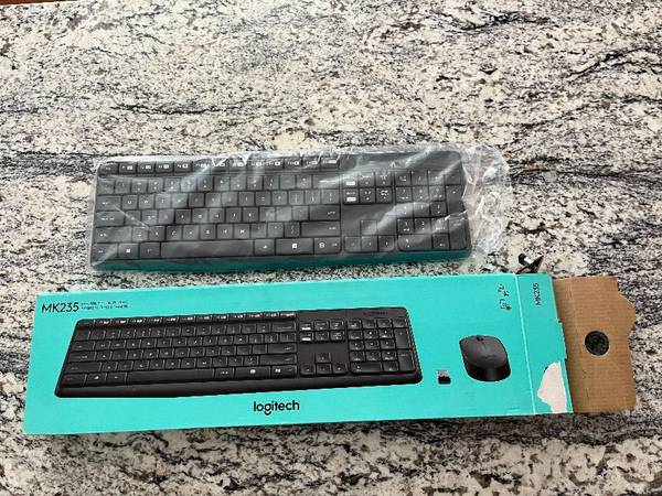 Logitech MK235 Wireless Keyboard w/Transponder; no mouse 1